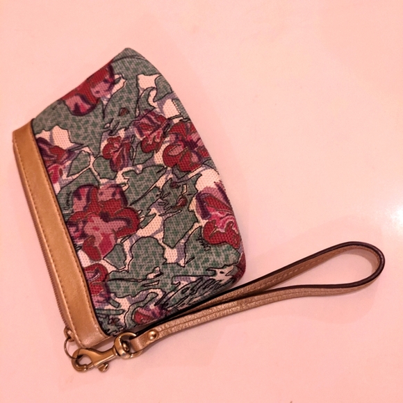 🌺 Coach flower wristlet with golden tone accents. 🌺 - Picture 2 of 4
